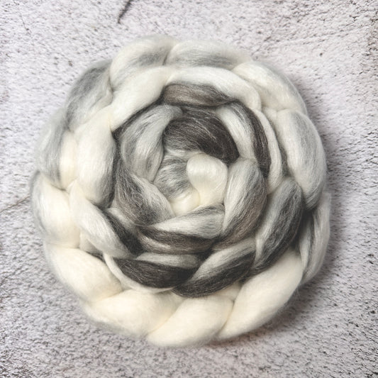 Haunui wool/silke - Cookies & Cream Hogget 18,4-18,6 micron 70% + mullbärssilke 30%