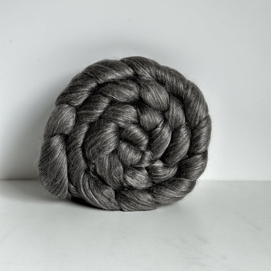 Haunui wool/silke - Raven hogget 18,6 micron 70% + mullbärssilke 30%