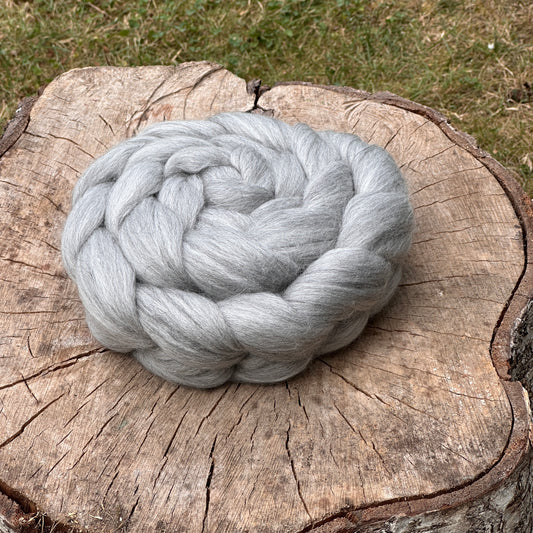 Haunui wool/silke - Pearl 20,3 micron 60% + mullbärssilke 20% + Black Baby Alpaca 20%